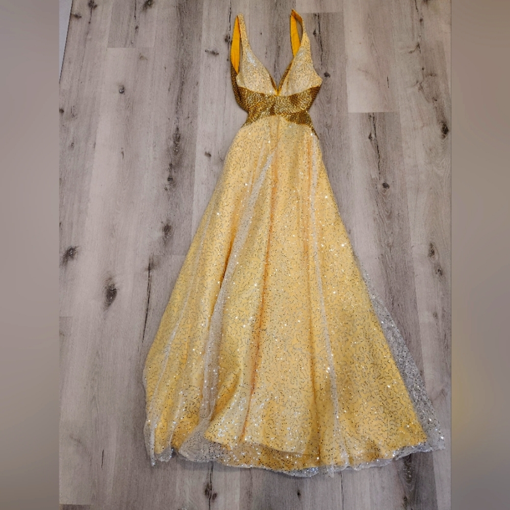 Beautiful yellow prom dress